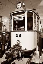 Eröffnungsfeier der Rotteckring vom 16.03.19 in Freiburg im Breisgau. 

Pünktlich zum Startschuss für die neue Tramstrecke setzt sich gegen 12.45 Uhr die Sonne durch. Für die neue Strecke musste die alte Kronenbrücke ohne Trasse der Straßenbahn abreißen und durch einen Neubau mit parallelen Straßenbahntrassen ersetzen. Die Neubaustrecke mit der Linie 5 der Straßenbahnen aller Herstellers Siemens Combinos & CAF Urbos und Düwag GT8Z (Zweifahrtrichtungen) dürfen nach dem neuen Fahrplanwechsel vom Europaplatz (Siegesdenkmal bis 15.03.19 genannt) über die Nord-Süd-Strecke der Kronenbrücke zum Rieselfeld offiziell in Betrieb nehmen. Die alten Straßenbahnen des Herstellers GT8K und GT8N (Einfahrtrichtung) durften an den neuen Strecken nicht mehr befahren. Die Oldtimer Trams sind ausnahmeweise erlaubt.

Die beliebte Oldtimer Tram Nr. 56 mit Beiwagen Nr. 135 stehen an der Haltestelle Stadttheater nebenan. Die Kupplung dieser Oldtimer Tram ist gutgepflegte Blumen geschmückt. Die Mitfahrt zur Eröffnungsfeier der neuen Strecke ist natürlich kostenlos. In wenigen Sekunden sind schon überfüllten Gästen in den beiden Wagen. Die Oldtimer Tram fährt unterwegs hin und her. Die Veranstaltung am Stadttheater ist länger gefeiert als bis 18 Uhr geplant.
