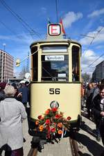 Eröffnungsfeier der Rotteckring vom 16.03.19 in Freiburg im Breisgau. 

Pünktlich zum Startschuss für die neue Tramstrecke setzt sich gegen 12.45 Uhr die Sonne durch. Für die neue Strecke musste die alte Kronenbrücke ohne Trasse der Straßenbahn abreißen und durch einen Neubau mit parallelen Straßenbahntrassen ersetzen. Die Neubaustrecke mit der Linie 5 der Straßenbahnen aller Herstellers Siemens Combinos & CAF Urbos und Düwag GT8Z (Zweifahrtrichtungen) dürfen nach dem neuen Fahrplanwechsel vom Europaplatz (Siegesdenkmal bis 15.03.19 genannt) über die Nord-Süd-Strecke der Kronenbrücke zum Rieselfeld offiziell in Betrieb nehmen. Die alten Straßenbahnen des Herstellers GT8K und GT8N (Einfahrtrichtung) durften an den neuen Strecken nicht mehr befahren. Die Oldtimer Trams sind ausnahmeweise erlaubt.

Die beliebte Oldtimer Tram Nr. 56 mit Beiwagen Nr. 135 stehen an der Haltestelle Stadttheater nebenan. Die Kupplung dieser Oldtimer Tram ist gutgepflegte Blumen geschmückt. Die Mitfahrt zur Eröffnungsfeier der neuen Strecke ist natürlich kostenlos. In wenigen Sekunden sind schon überfüllten Gästen in den beiden Wagen. Die Oldtimer Tram fährt unterwegs hin und her. Die Veranstaltung am Stadttheater ist länger gefeiert als bis 18 Uhr geplant.
