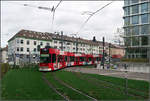 Streckendokumentation zweite Nord-Süd-Strecke in Freiburg -     Ein GT8Z biegt auf grüner Trasse vom Friedrichring in den Rotteckring und wird gleich in die Haltestelle Fahnenbergplatz ein.