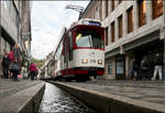 Am Freiburger Bächle -    Eine GT8N-Straßenbahn auf der Linie 1 in der Bertoldstraße.