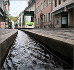 Am Freiburger Bächle -    Eine Combino-Tram der Linie 1 in der Bertoldstraße.