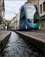 Am Freiburger Bächle -    Ein Urbos-Straßenbahn der Linie 1 in der Bertoldstraße.
