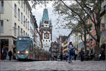 In farblicher Abstimmung-

... zum Kupferdach des Freiburger Martinstores hält hier eine Urbos-Tram der Linie an der Haltestelle Bertoldsbrunnen. 

07.10.2019 (M)