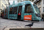 Wie ein Jet -

... legt sich am Freiburger Bertoldsbrunnen eine Urbos-Tram in die Kurve. Die kurz zuvor gelandete Taube rückt das Bild wieder gerade. Ohne diese Taube wäre das Bild nicht entstanden, eine Aufnahme bei der die Schieflage Sinn macht.

07.10.2019 (M)