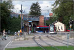 An der Unterführung -    Eine Freiburger Urbos-Tram auf kurvenreicher Streckenführung an der Unterführung unter der Rheintalbahn.