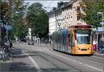 Durch die Habsburgerstraße -

Nördlich der Haltestelle Hauptstraße in Freiburg-Herdern wurden die Straßenbahngleise auseinander gezogen um in deren Mitte die Linksabbiegespuren aus beiden Richtungen aufzunehmen.

07.10.2019 (M)