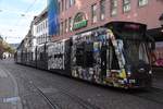 FREIBURG im Breisgau, 20.10.2019, Zug Nr. 276 als Tram4 nach Zähringen in der Haltestelle Bertoldsbrunnen