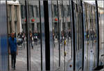 Die Fußgängerzone in der Tram -    CAF-Urbos am Bertoldsbrunnen in Freiburg.