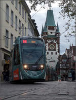 Abbiegen am Bertoldsbrunnen -    Eine Urbos-Tram auf der Linie 3 in Freiburg biegt von der Kaiser-Joseph-Straße in die Bertoldstraße ein.