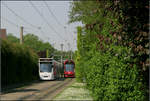 Mit der Straßenbahn nach Freiburg-Landwasser -    Zwischen grünen Wänden: Blick von der Haltestelle Paduaallee in die 1995 eröffnete Verlängerung der ersten Strecke nach