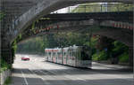 Unter den Bahnbrücken hindurch in Richtung Freiburg-Rieselfeld.