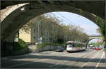 Unter den Bahnbrücken hindurch in Richtung Freiburg-Rieselfeld -    Blick nach Westen in die Basler Straße, vorne die Brücken im Bereich der Rheintalbahn, im Hintergrund die Brücke