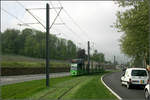 Mit der Straßenbahn nach Freiburg-Vauban -

Blick von der Haltestelle Weddigenstraße nach Süden auf die Strecke in der Merzhauser Straße. Der grüne Bahnkörper fügt sich sehr gut in die Landschaft mit dem Weinberg ein. Den Autos stehen nur zwei Fahrspuren zur Verfügung, vielleicht waren es zuvor noch mehr.

11.05.2006 (M)