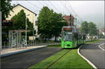 Mit der Straßenbahn nach Freiburg-Vauban -    Die Haltestelle 'Peter-Thumb-Straße' hat versetzt angeordnete Bahnsteige.