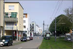 Mit der Straßenbahn nach Freiburg-Vauban -    Blick in die Vaubanallee mit einer GT8Z-Tram.