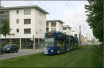 Mit der Straßenbahn nach Freiburg-Vauban -

Blick auf die begrünte Straßenbahntrasse in der Vaubanallee mit einer GT8Z-Straßenbahn.

11.05.2006 (M)