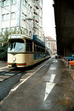 Freiburger Straßenbahn: Einrichtungswagen TW 201 (Typ GT8 Freiburg erste Serie) unter einer Brücke auf seinem Weg zum Hauptbahnhof. 
Datum: 29.10.1983