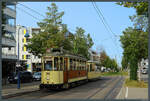 Als Sonderfahrt fährt Triebwagen 56 der VAG mit dem Beiwagen 135 in die Haltestelle Maria-von Rudloff-Platz ein. (Freiburg, 30.09.2023)