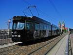 Der nachtschwarze Dewag 229 der Freiburger Verkehrsbetriebe fhrt soeben von der Brckenhaltestelle Hauptbahnhof  in Richtung Vauban. (1.August 2009)