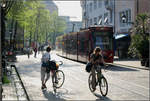 Fahrräder und Straßenbahn -

... gegen Abend in der Freiburger Bertoldstraße. Links eines der typischen  Bächle  der Innenstadtstraßen. 

11.05.2006 (M)