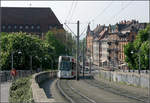 Rampe zur Haltestelle Hauptbahnhof -

Die westliche Stadtbahnrampe am Freiburger Hauptbahnhof auf Stühlinger Seite. Die Kurve wurde angelegt um mit der Brücke Abstand zur Bebauung recht außerhalb des Bildes zu bekommen. Neben Tunnel-Alternativen wurde ursprünglich auch an eine längere Hochstrecke gedacht, die am hinteren Ende der rechten Häuserzeile auch noch eine Hauptstraße mit überbrückt hätte. Nachdem der Freiburger Gemeinderat die Nürnberger Hochbahnstrecke besichtigt hatte, rückte man von dieser Planung wieder ab. Die Brücke wird auch rege von Fußgängern und Radfahren benutzt. 

11.05.2006 (M)