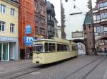 Historischer Gelenkwagen  Sputnik , Nr. 100 in Freiburg durchquert das Martinstor. Leider ein unvorbereiteter Schnappschuss, ich hoffe das Bild gefllt trotzdem. 21.4.2013