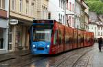 TW 275 in der engen Salzstrae bei der Haltestelle Oberlinden. Aufgenommen in Freiburg am 04.05.2013.