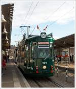 Der Partywagen 121 der Freiburger Verkehrs AG (VAG) passiert am 07.12.2013 die Haltestelle Hauptbahnhof (Freiburg im Breisgau).