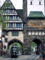 Museums-Tw 121 der Freiburger Straßenbahn durchfährt am 05.05.2012 das Schwabentor