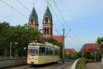 In den Sommermonaten betreiben die Freunde der Freiburger Straßenbahn e. V. zwischen der Paduaallee und der Stadthalle die Oldtimerlinie 7. Am 01.08.2015 kommt der 1959 von der Waggonfabrik Rastatt gebaute Tw 100 an der Haltestelle Hauptbahnhof an, im Hintergrund die Herz-Jesu-Kirche.