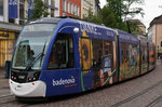 VAG: Die meisten neuen spanischen Strassenbahnen der Freiburger Verkehr AG (VAG) rollen bereits mit einer Vollwerbung auf dem Strassenbahnnetz von Freiburg in Breisgau. Die Aufnahme stammt vom 21. Juni 2016.
Foto: Walter Ruetsch