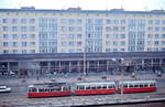 Straßenbahn Gera im August 1977: Ein LOWA-Dreiwagenzug auf der Straße der Republik (heute Heinrichstraße). Das Bild wurde aus dem 1997 abgerissenen Interhotel Gera aufgenommen, heute befinden sich dort die Gera-Arcaden.