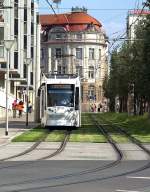 EIn NGT8G der Geraer Straenbahn fhrt als Wagen der Stadtbahnlinie 1 am 07.06.2007 in Richtung Untermhaus. Die Bahn hat gerade den Puschkinplatz passiert und rollt nun leicht bergab durch die Ernst-Toller-Strae. Diese mute brigens eine ganze Fahrbahn fr das Gleisbett opfern, nur noch rechts von den Bumen knnen jetzt Autos fahren. Hier gab es brigens schon bis in die 1960er Jahre eine Straenbahn, die allerdings in der Straenmitte fuhr und auch nicht den hier sichtbaren Bogen nach links machen mute. Dieser Bogen fhrt jetzt brigens zum Hbf, man kann jetzt endlich trockenen Fues zum Zug in die Straenbahn umsteigen, ein seit Jahrzehnten gehegter Wunsch wurde endlich Realitt.