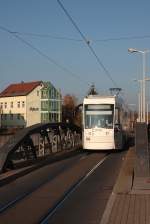 Gera - GVB/Linie 2 - Der 2006 gelieferte NGT8G 206 befhrt die Elsterbrcke bei der Wendeschleife Bf Zwtzen am 08.11.2011  