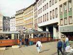 Straßenbahn Gera__2x-Zug vor der Hausdurchfahrt Johannisstraße.__05-03-1990