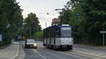 Wagen 308 der Görlitzer Straßenbahn liefert sich ein Wettrennen mit einem Pkw am Ortausgang Görlitz kurz hinter der Station Goethestraße.