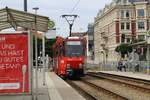 Eine Linie 2 der Straßenbahn Görlitz an der Haltestelle Bahnhof.