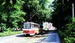 Straßenbahn Görlitz, Niederschlesien__Tw 3 [KT4D-C; ČKD Tatra, 1987; +2019] auf Linie 2 mit Zielschild 'Landeskrone' (Biesnitz) quert diagonal den Sechs-Städte-Platz.__28-06-1992 
