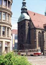 Straßenbahn Görlitz, Niederschlesien__Tw der Linie 2 vom Postplatz kommend vor der Frauenkirche.__27.06.1992