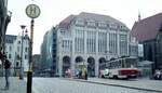Straßenbahn Görlitz, Niederschlesien__Kaufhaus Görlitz am Demianiplatz mit KT4D-C auf Linie 1.__27-06-1992   