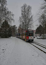 Am 02.12.2025 führ der Görlitzer KT4D 2308 zusammen mit 2311 durch die winterliche Wohnsiedlung Weinhübel.