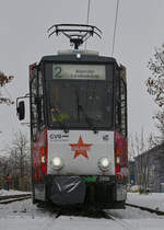 Pause an der Endhaltestelle: KT4D 2308 der Grlitzer Verkehrsbetriebe wartete am 02.12.2023 in der Schleife Am Wiesengrund auf seine Fahrt in Richtung Biesnitz / Landeskrone (Fotfahrt).