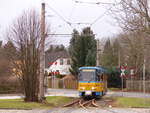 TWSB 317 als Linie 6 vom Gleisdreieck Waltershausen, am 31.12.2017 bei der Einfahrt in die Wendechleife am Bahnhof von Waltershausen.