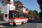 90 Jahre Thüringerwaldbahn. 125 Jahre Strassenbahn Gotha. Am 21. September 2019 feierte Gotha das Doppeljubiläum 90 Jahre Thüringerwaldbahn und 125 Jahre Strassenbahn Gotha. Das grosse Fest mit den vielen Besuchern fand bei der Wagenhalle statt. Auch während den öffentlichen Sonderfahrten mit den historischen Trams auf der Strecke Wagenhalle - Hauptbahnhof stand der Gastriebwagen 23 aus Nordhausen im Mittelpunkt. Überrascht wurde ich leider auf einer ungeeigneten Fotostelle von dieser herrlichen roten Doppeltraktion bestehend aus gleich zwei Tatrabahnen. Foto: Walter Ruetsch