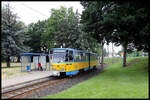 Tatra Triebwagen ET 317 der Thüringer Wald Bahn wartet hier am 25.6.2021 um 11.59 Uhr am Endhaltepunkt gegenüber dem Bahnhof Waltershausen auf Fahrgäste. Der Zug pendelt zwischen Waltershausen Wendeschleife am Bahnhof und Waltershausen Gleisdreieck. 