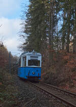 Am 26.11.2022 war Tw 39 der Thringer Wald- und Straenbahn Gotha auf einer Sonderfahrt in Richtung Bad Tabarz unterwegs. Auf dem Rckweg hat der Triewagen gerade die Russenbrcke unterquert. (Fotohalt)