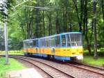 Triebwagen 301 der Thringerwaldbahn beim Verlassen der Haltestelle Reinhardsbrunn Bahnhof am 24.