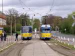 Parade zweier Waldbahn-Generationen am Gothaer Hauptbahnhof. Links ein KT4D aus den 80er Jahren, der als Linie 1 zur neuen Endstation Kreiskrankenhaus fhrt und rechts ein DUEWAG GT6 aus den 60er Jahren, der als Linie 2 zum Ostbahnhof fhrt.
