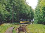 Nrdlich von Reinhardsbrunn liegt das Gleis der Thringerwald-Straenbahn parallel zum Bahngleis. Vom Bahnsteigende aus entstanden nacheinander die Bilder vom Tw 301 nach Tabarz...