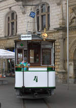 TW 4 steht am Marktplatz für eine Rundfahrt, inclusive Führestandsmitfahrt bereit. 
08.04.2017 14:25 Uhr.